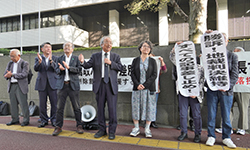 東京高裁前で